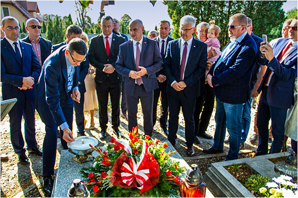 Premier w Dzieroniowie: zoy wizank kwiatw i zapali znicz na grobie Waleriana Tewzadze - 22.09.2019.
